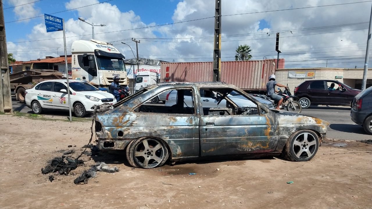 Read more about the article Veículo é destruído após pegar fogo na Avenida Perimetral
