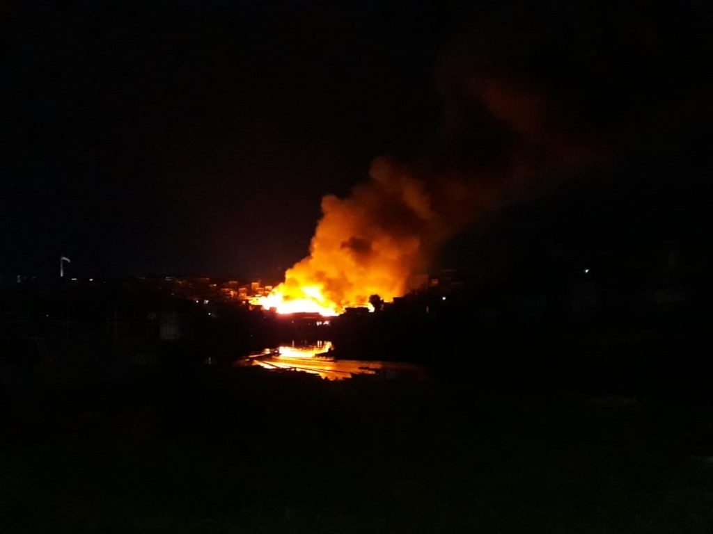 Incêndio em área do Educandos pode ser visto em pontos distantes da cidade; foto foi tirada na ponte da Avenida Lourenço Braga — Foto: Eliana Nascimento/G1