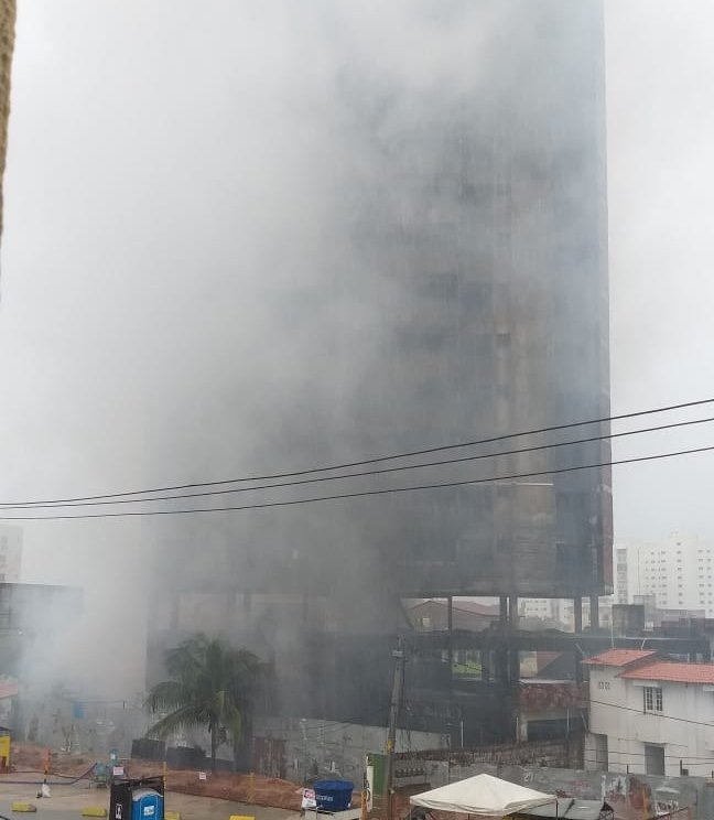 Incêndio atinge prédio abandonado de 17 andares 