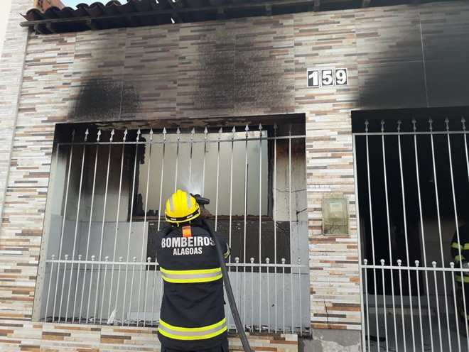 Chamas destruíram a cobertura da garagem da casa e deixaram marcas na fachada — Foto: Divulgação/Corpo de Bombeiros