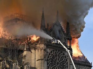 Read more about the article Catedral de Notre-Dame, em Paris, é atingida por incêndio