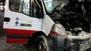 Read more about the article Princípio de incêndio atinge ambulância durante transporte de pacientes em Fortaleza