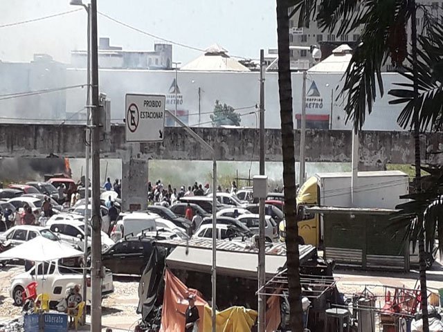 Read more about the article Incêndio de pequenas proporções atinge estacionamento na praça José de Alencar, em Fortaleza; carro é atingido
