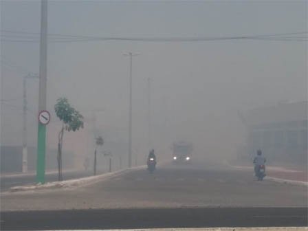 Incêndio atinge vegetação e moradores são retirados de casa, em Limoeiro do Norte