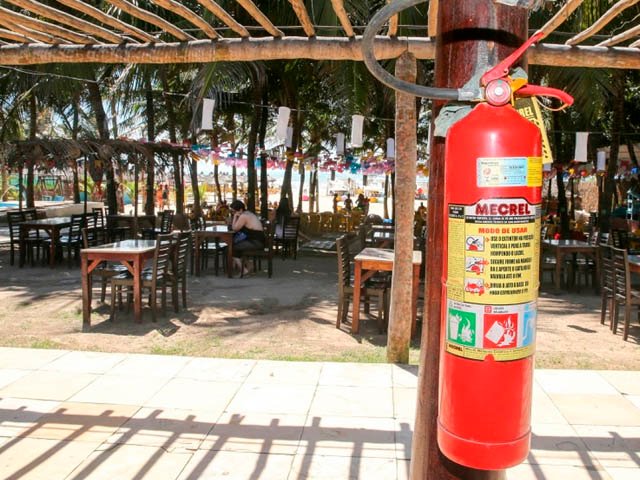 You are currently viewing Após incêndio, segurança das barracas da Praia do Futuro preocupa empresários e frequentadores
