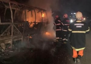 Read more about the article Acidente mata motociclista e causa incêndio em van, na BR-122, em Quixadá