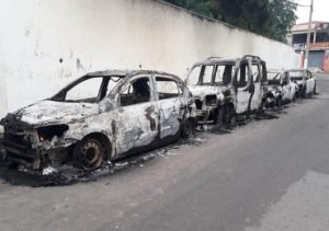 Read more about the article Quatro carros são incendiados próximo à delegacia de Boa Viagem
