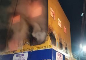 Read more about the article Prédio corre risco de desabar após incêndio em comércio no Planalto Ayrton Senna, dizem bombeiros
